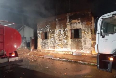 Incêndio em casa abandonada mobiliza Corpo de Bombeiros em Manduri