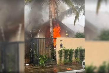 Incêndio atinge casa e mobiliza bombeiros em Ourinhos