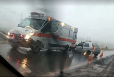 Batida entre carros mata mulher e deixa três feridos em rodovia de Itaí