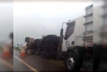 Caminhão tomba em rodovia de Itapeva após vidro dianteiro quebrar com rajada de vento