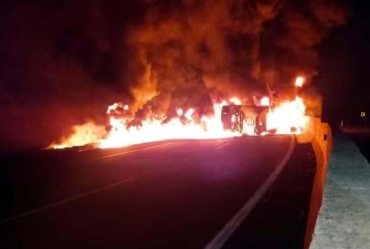 Caminhão-tanque com carga de resina capota e provoca incêndio em rodovia de Itararé