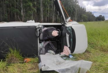 Idosa fica ferida após carro tombar na Rodovia Castelo Branco em Itatinga