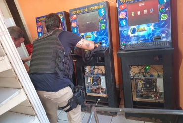 Polícia Civil realiza operação contra jogos de azar e apreende equipamentos durante cumprimento de mandados em Avaré