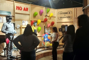 Jovens da Fundação CASA de Cerqueira César visitam exposição sobre o seriado Chaves