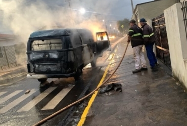 Kombi que transportava trabalhadores pega fogo no centro de Coronel Macedo