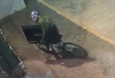 De bicicleta, ladrão invade cafeteria, furta televisão e dinheiro