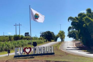 Timburi instala letreiro turístico na entrada da cidade