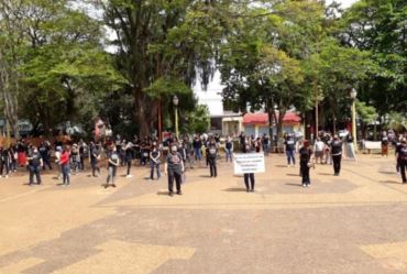 Professores avareenses protestam contra administração