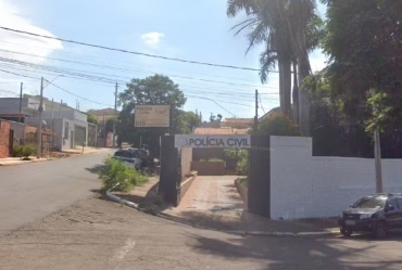 Mulher morre após bater contra carro, perder controle da moto e atingir coqueiro em Ourinhos