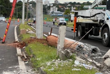 Motorista derruba postes e deixa moradores de Botucatu sem energia