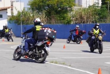 Convênio entre Motofretista Seguro do Detran.SP e Banco do Povo cria linha de crédito para motos elétricas
