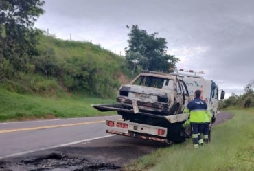 Músico botucatuense perde todo equipamento após carro ser destruído por incêndio