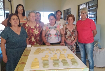 Curso de confecção de sabonetes incentiva aprendizado e geração de renda em Tejupá