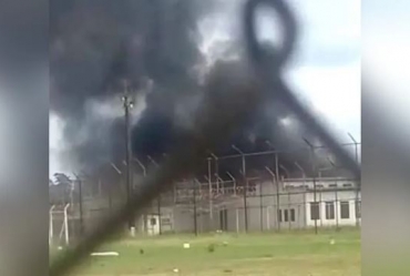 Galpão de penitenciária pega fogo e mobiliza bombeiros em Avaré