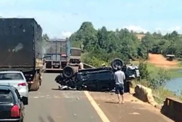 Picape capota em ponte sobre a Represa de Jurumirim no interior de SP