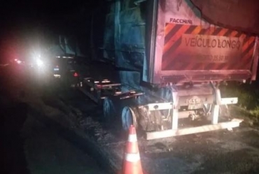 Pneu de carreta em chamas estoura e fere motorista que parou veículo para combater o fogo; rodovia ficou interditada em Buri