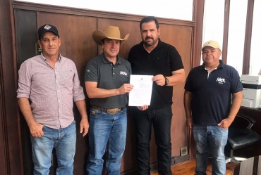 Jô Silvestre assina concessão de pista para a Associação Nacional do Cavalo de Rédeas