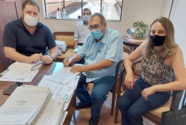 Prefeito Valtinho assina convênios com entidades parceiras de Tejupá