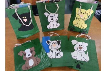 Jovens da Fundação CASA fabricam e doam sacolas para a causa animal