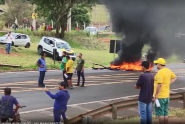 Caminhoneiros fazem protestos no interior de SP contra resultado das urnas após derrota de Bolsonaro