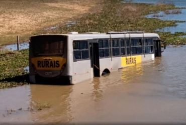 Ônibus com trabalhadores rurais passa entrada de balsa e cai no Rio Paranapanema