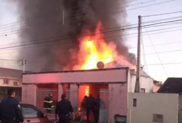 Casa pega fogo e homem morre carbonizado em Itararé