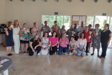 Moradores da Vila Dignidade de Avaré receberam ovos de Páscoa da SEMADS