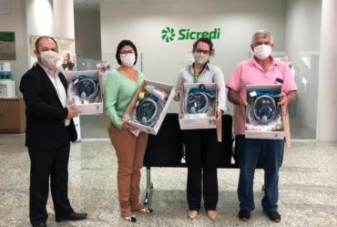 Sicredi doa quatro kits de máscaras de respiração para Fartura