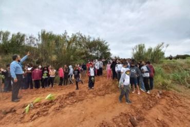 Alunos de escolas municipais plantam árvores em área de recuperação ambiental em Avaré