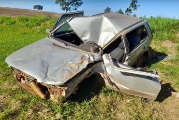 Homem morre após capotar o carro em rodovia de Taquarituba