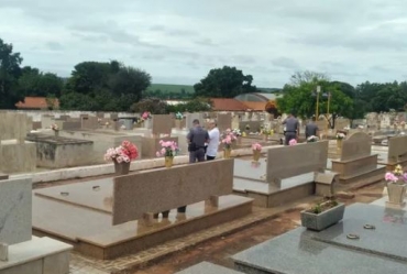 Sepultura é violada e corpo de mulher é encontrado fora do túmulo em cemitério 