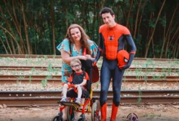 Família faz vaquinha online para pagar cirurgia na coluna de criança com paralisia cerebral em Itapeva