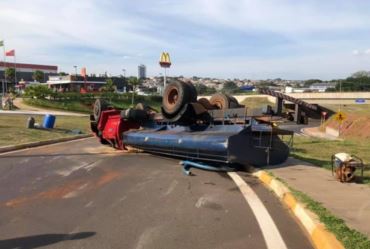 CAMINHÃO TOMBA EM ROTATÓRIA NA ENTRADA DE AVARÉ