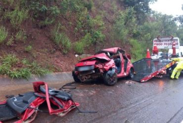 Mãe e filho ficam feridos após carro capotar em rodovia de Avaré