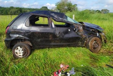 Carro capota e deixa pessoas feridas na SP255 em Avaré 