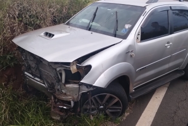 Criminoso rouba caminhonete com vítima dentro e bate carro durante fuga em Avaré