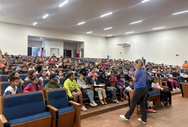 Gis com Giz ministra aulão do Saeb para alunos do 5º ano em Fartura