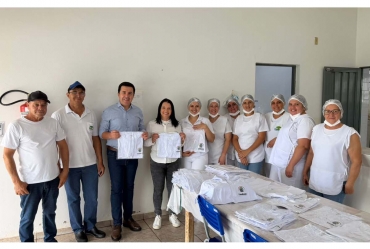 Prefeitura de Timburi entrega uniformes  aos servidores da Cozinha Piloto