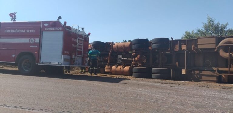 Caminhão que transportava adubo tomba em vicinal de Itaí
