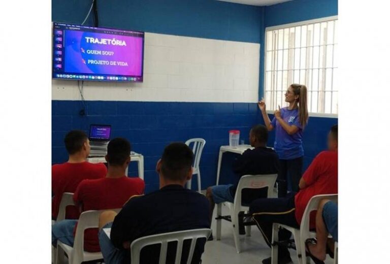 Fundação CASA de Cerqueira realiza palestra com youtuber farturense de canal sobre matemática