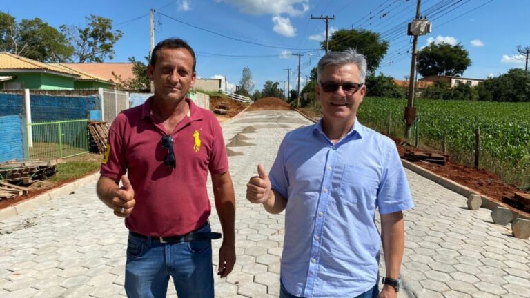 Prefeitura realiza pavimentação com lajotas em Sarutaiá