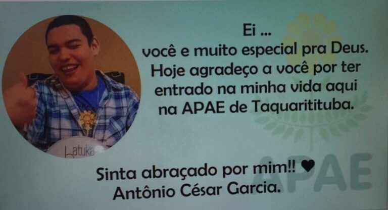 Aluno da Apae de Taquarituba homenageia professores e profissionais da entidade Aluno da Apae de Taquarituba homenageia professores e profissionais da entidade