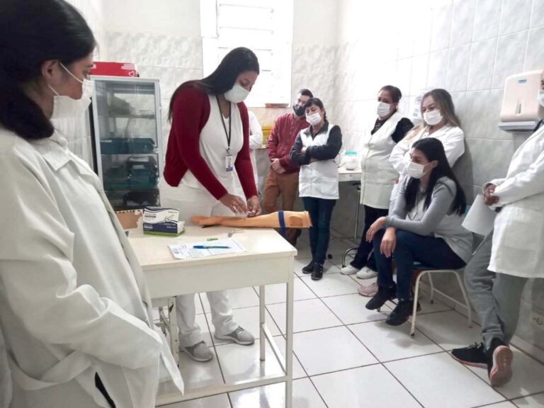 Enfermeiras do Centro de Saúde Timburi recebem orientações sobre a técnica da coleta de sangue a vácuo