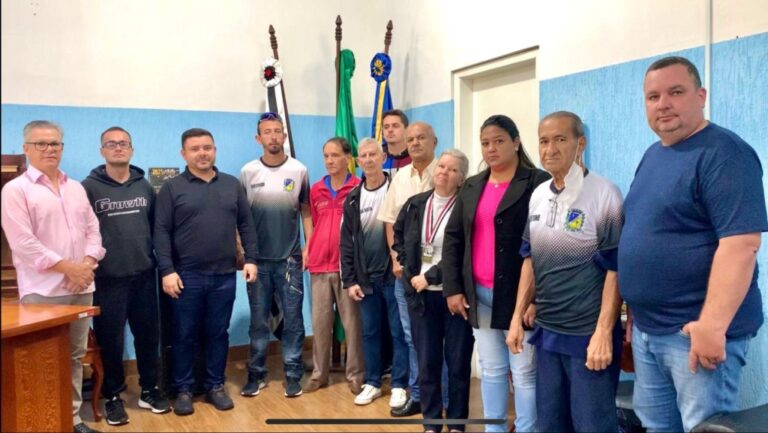 Prefeito Isnar Freschi recebe atletas medalhistas do JOMI 2022