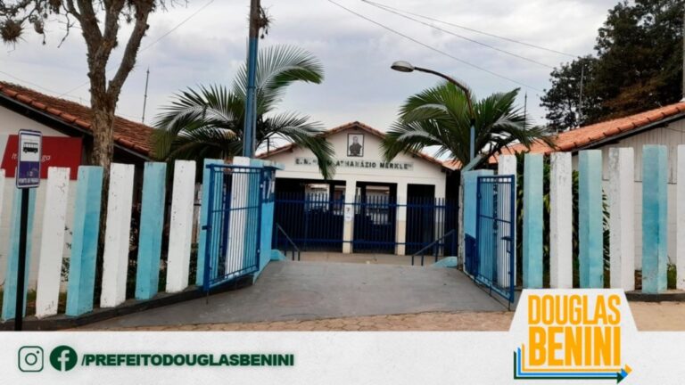 Douglas promove reforma de banheiros  e sala da escola Dom Athanazio