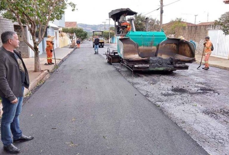 Ruas de Taguaí recebem obras de recapeamento asfáltico