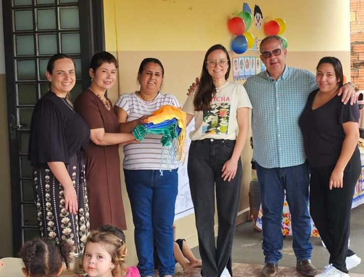 Fundo Social de Fartura entrega mais de 180 babadores às creches municipais
