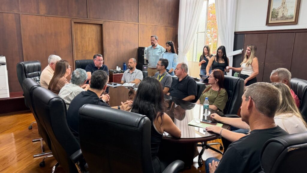 Prefeito Roberto Araujo recebeu comerciantes para tratar da obra contra enchentes