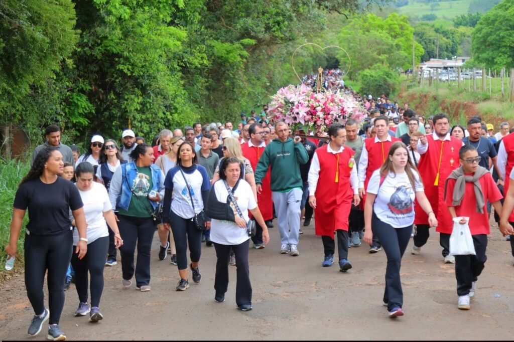 Procissão de Nossa Senhora Aparecida reúne milhares de fiéis em Avaré