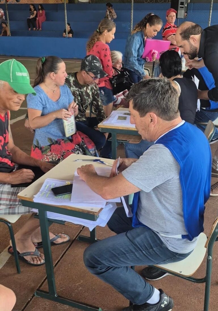 Moradores da Vila Esperança recebem certificados de regularização fundiária no dia 12